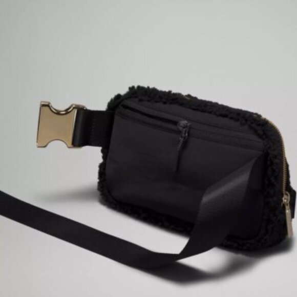 Lululemon Everywhere Belt Large Bag 2L Fleece Black/Gold - Picture 4 of 8